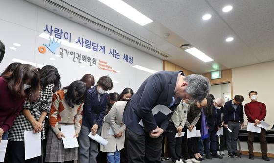 인권위원들 대신에 고개 숙인 직원들