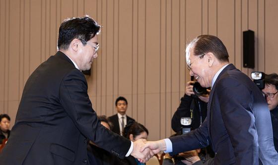 한미의원영맹 총회서 악수하는 권영세·박찬대