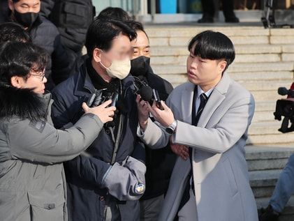 이재명 습격범 1심 징역 15년형…민주 "정치테러범 엄벌은 당연"