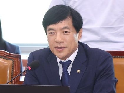 '대북송금' 수사 검사, '대변 루머' 제기한 이성윤 의원 고소
