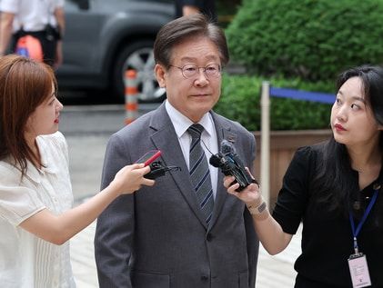 법원 출석 이재명, '檢 탄핵 직권남용 지적' 질문에 '침묵'