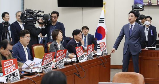 [국감]피켓 제거 요청하는 장제원 위원장