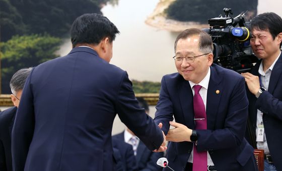 [국감]국회 농해수위원장과 악수하는 조승환 장관