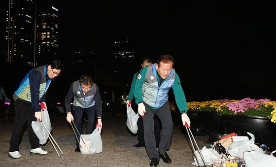 이상민 행안부 장관, 불꽃축제 마무리 청소