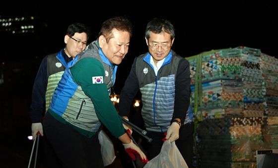 불꽃축제 마무리 청소하는 이상민 장관