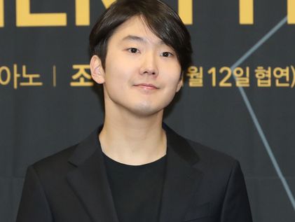 미소 짓는 피아니스트 조성진