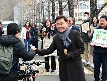 수험생 격려하는 이남철 고령군수