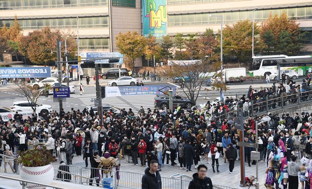 '롤드컵 결승' 북적이는 고척스카이돔