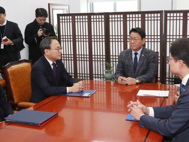 정부 행정 전산망 마비 사태 보고 위해 국회 찾은 행안부 관계자들