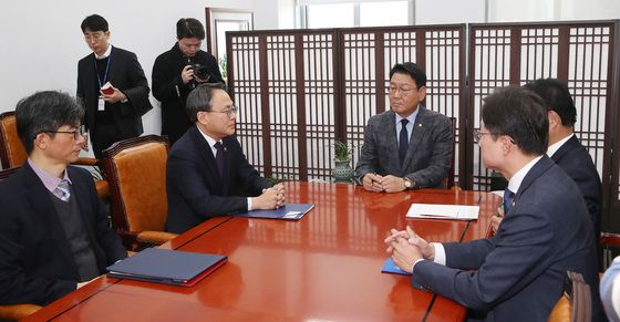 정부 행정 전산망 마비 사태 보고 위해 국회 찾은 행안부 관계자들