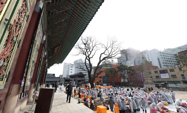 절 앞마당에서 열린 사랑의 김장 나눔전