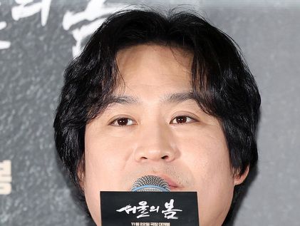 질의 답변하는 김성균