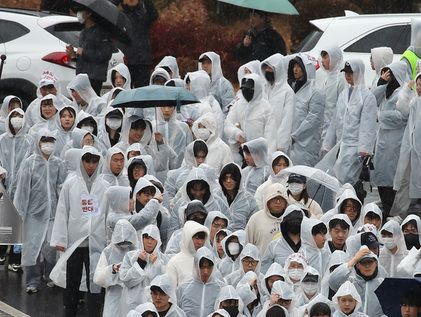 "통합 반대" 교내 행진하는 경북대 학생들