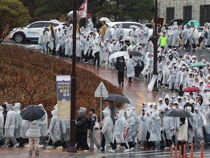 "통합 반대" 교내 행진하는 경북대 학생들