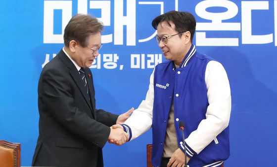 2호 인재영입 인사와 악수 나누는 이재명 대표