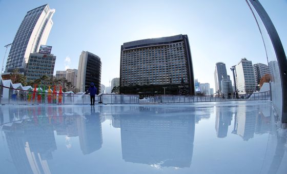 개장 하루 앞둔 서울광장 스케이트장, 막바지 준비 한창