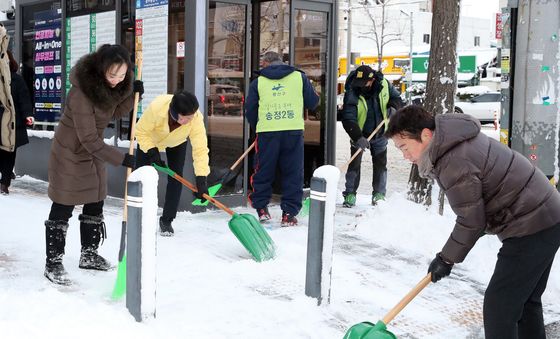 눈 치우는 광주 광산구 직원들