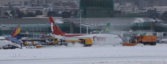 폭설에 제주공항 활주로 일시 폐쇄