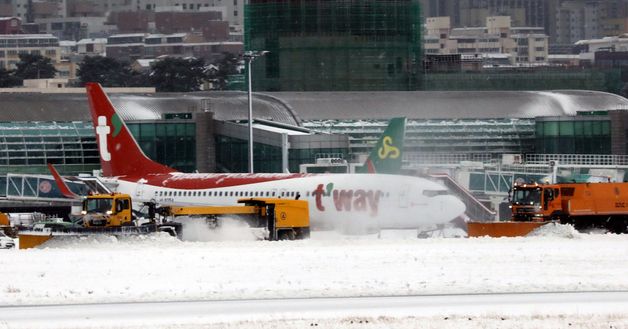 폭설에 제주공항 활주로 일시 폐쇄