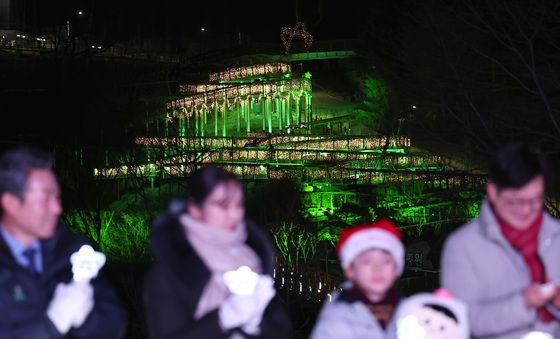 대형 성탄트리로 변신한 애기봉 생태탐방로