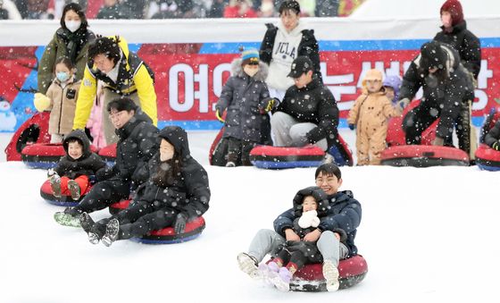 '화이트 크리스마스' 눈썰매 타며 신나게!