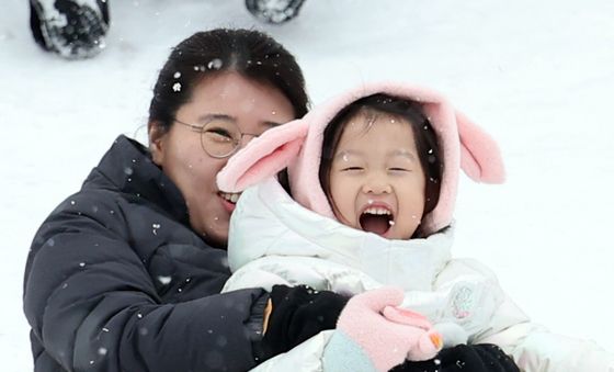 즐거운 크리스마스…눈썰매 타며 '함박 웃음'