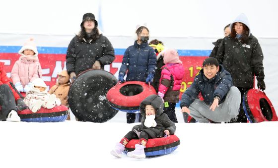 '화이트 크리스마스', 눈썰매 타며 신나게!