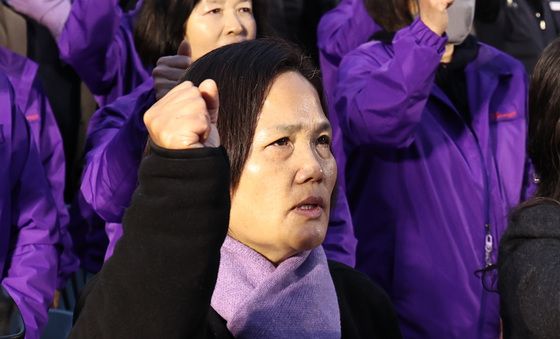 구호 외치는 고 김용균 씨 어머니