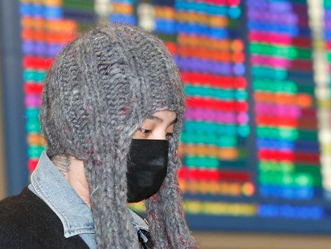 지드래곤, 귀요미 니트 모자로 공항 패션 완성