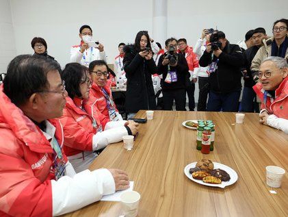 강원 청소년올림픽 자원봉사자들 만난 유인촌 장관