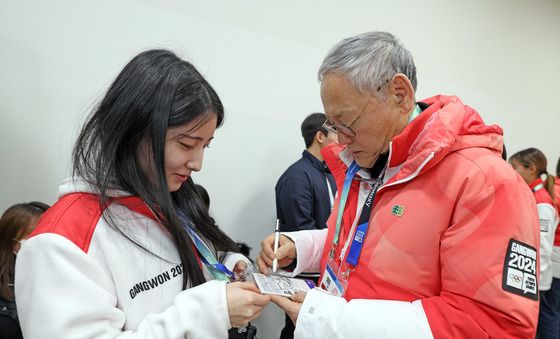 강원2024 봉사자에게 사인 해주는 유인촌 장관