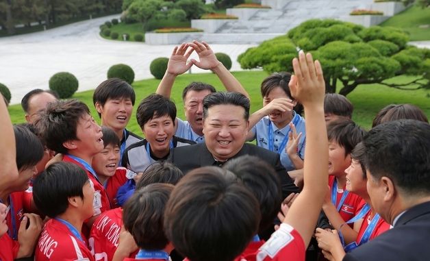 북한 김정은, U-20 여자축구팀 우승 축하…직접 접견