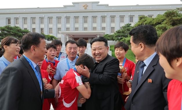 김정은 "여자축구팀, 우리 국가의 존엄을 금메달로 떨쳐"