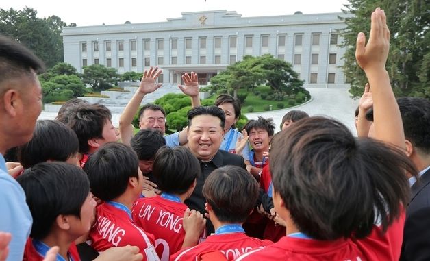 김정은 "여자축구 월드컵 우승, 우리 인민 더욱 단합시켜"