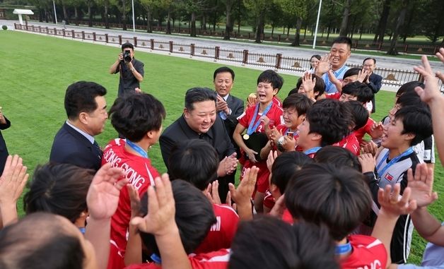 北 김정은, 당 청사로 '여자월드컵 우승' 대표팀 초대