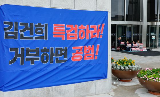 '김건희·채해병 특검 촉구' 농성하는 야당 의원들