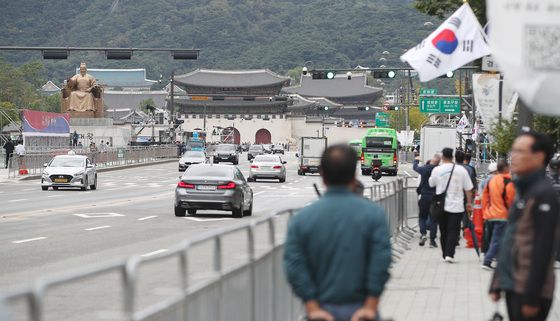 '국군의날 시가행진으로 교통통제 합니다'