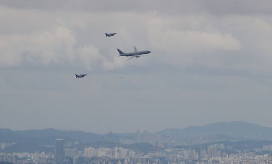 서울 상공 비행하는 해군 해상초계기 P-8A 포세이돈