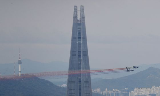 서울 상공 힘차게 날아가는 FA-50 전투기