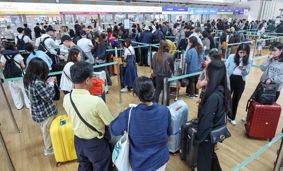 여행객들로 붐비는 공항 출국장