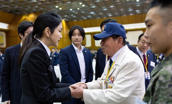 6.25참전용사와 인사 나누는 김건희 여사