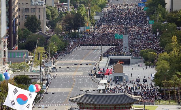 '서울 수복 기념' 광화문 월대에 게양되는 대형 태극기