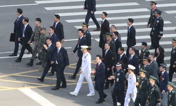 건군 76주년 국군의날 행진 나선 윤석열 대통령