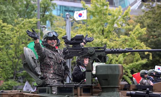 시민들 환호에 응답하며