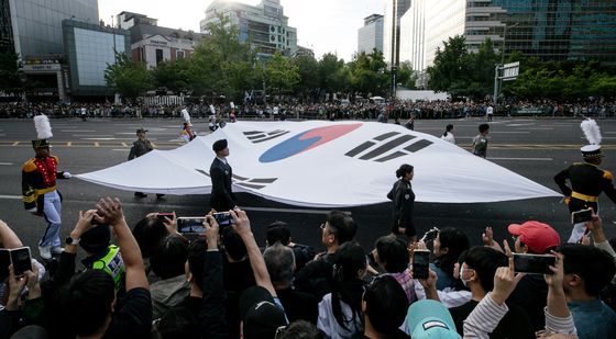 세종대로에 펼쳐진 대형 태극기