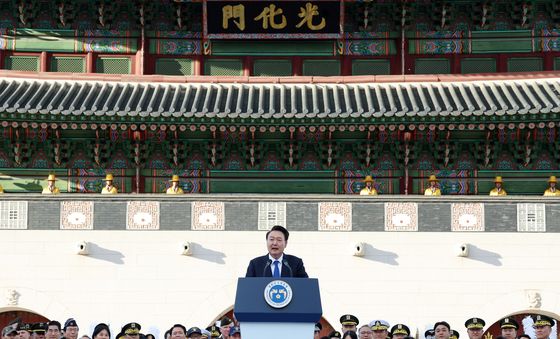 윤석열 대통령, 국군의날 시가행진 장병 격려