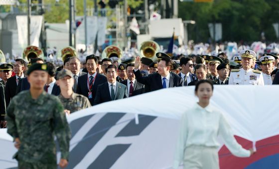 윤석열 대통령, 국군의날 국민과함께 행진