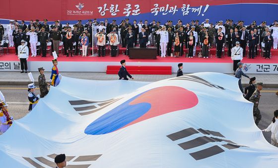 국기에 경례하는 윤석열 대통령