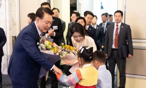 꽃다발 받는 윤석열 대통령 부부