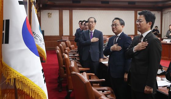 국민의례하는 한덕수 총리와 국무위원들